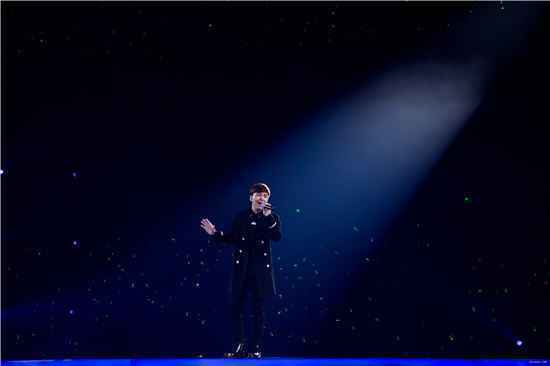 旦增尼玛现身李健演唱会 与恩师合唱《九月+牧歌》