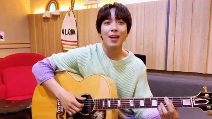 郑容和 IG 公开「Wedding Boys」新歌一小片段，吉他弹唱歌声超甜～