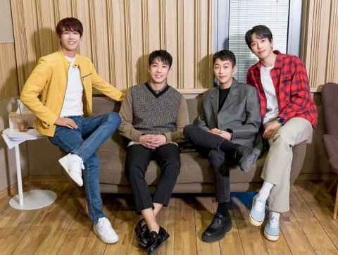 郑容和 IG 公开「Wedding Boys」新歌一小片段，吉他弹唱歌声超甜～