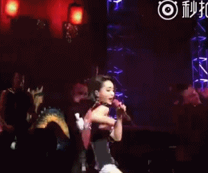 粉丝怎么了 竟让蔡依林忍不住笑场