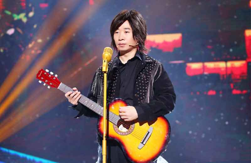 《王牌对王牌》当中，张歆艺爆料华晨宇曾有跳楼想法，关晓彤酸了