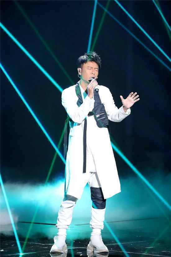 李克勤与周深演绎粤语代表作《月半小夜曲》