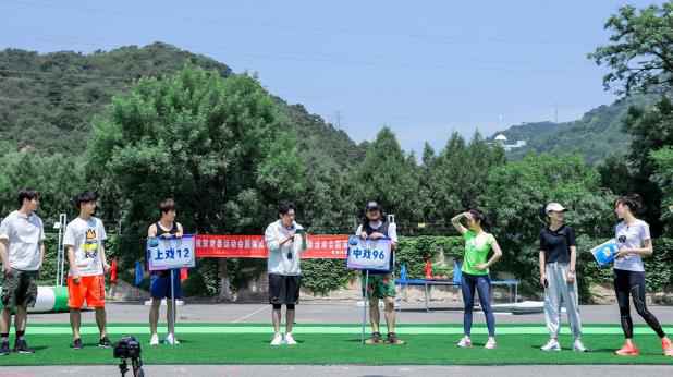 《青春同学会》张彬彬惊喜探班秀厨艺 韩东君激动送抱抱