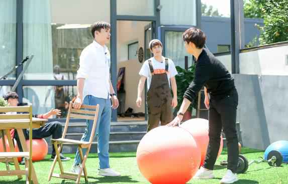 《青春同学会》张彬彬惊喜探班秀厨艺 韩东君激动送抱抱