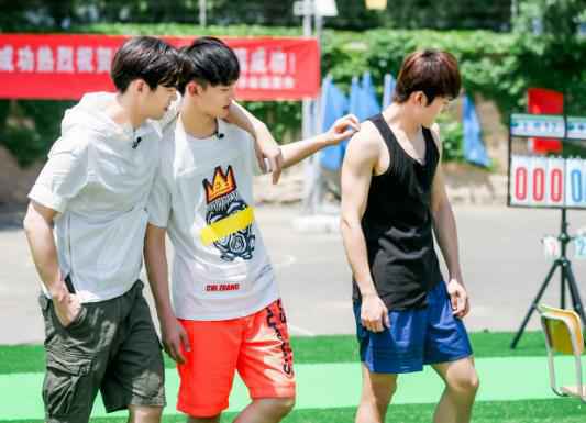 《青春同学会》郭京飞逗趣主持，梅婷休学遗憾被填补