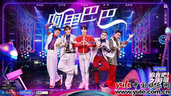 汪东城红色西装气质满分 《追光吧！哥哥》变“阿凡提”跳洗脑神曲