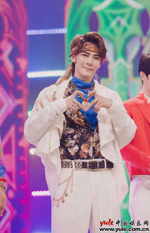 汪东城红色西装气质满分 《追光吧！哥哥》变“阿凡提”跳洗脑神曲