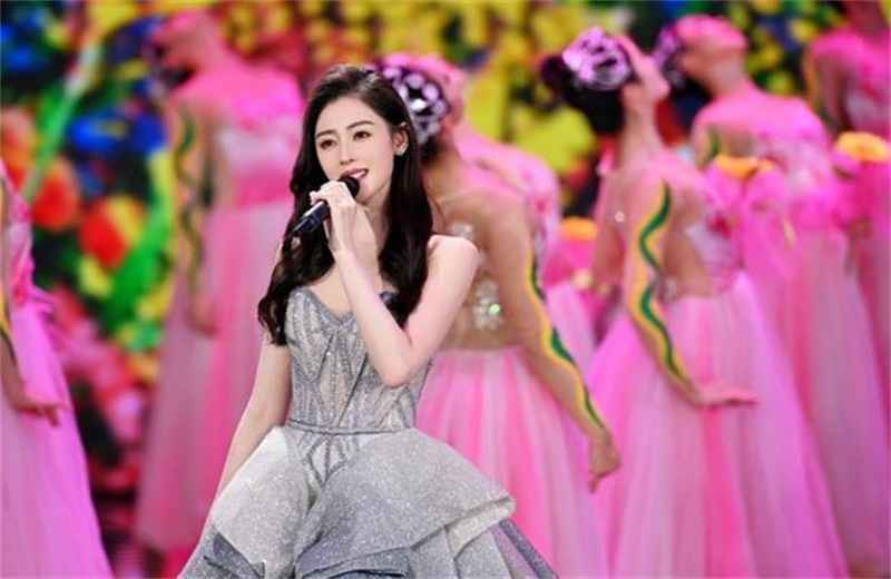 央视五一晚会共盼春来，娜扎张天爱合体，献唱《春暖花开》
