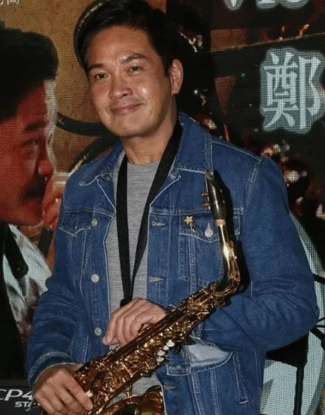 现年53岁的TVB男星郑启泰与前DJ玛姬相约举行了我们的90年代live