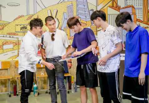 “无辜CP”《青春同学会》再重逢，韩东君王彦霖激动相拥转圈圈