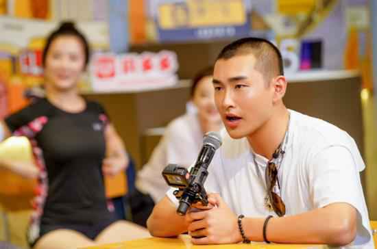 “无辜CP”《青春同学会》再重逢，韩东君王彦霖激动相拥转圈圈