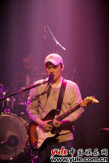 金音奖黑马知更为Hebe万芳写歌 组乐团“hue”发片