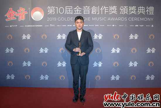 金音奖黑马知更为Hebe万芳写歌 组乐团“hue”发片