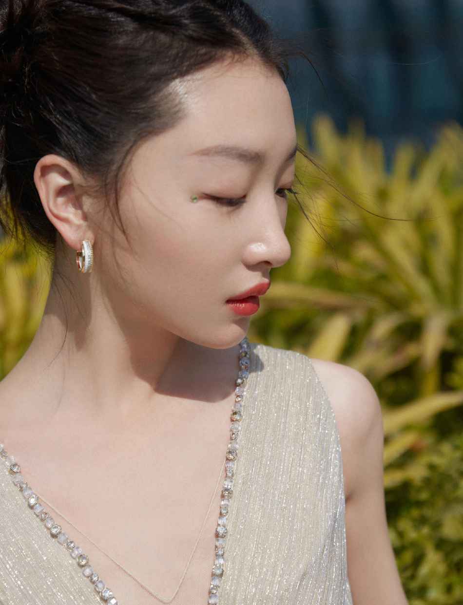 周冬雨身穿香槟色深V流沙礼服 大秀平板身材气质满分