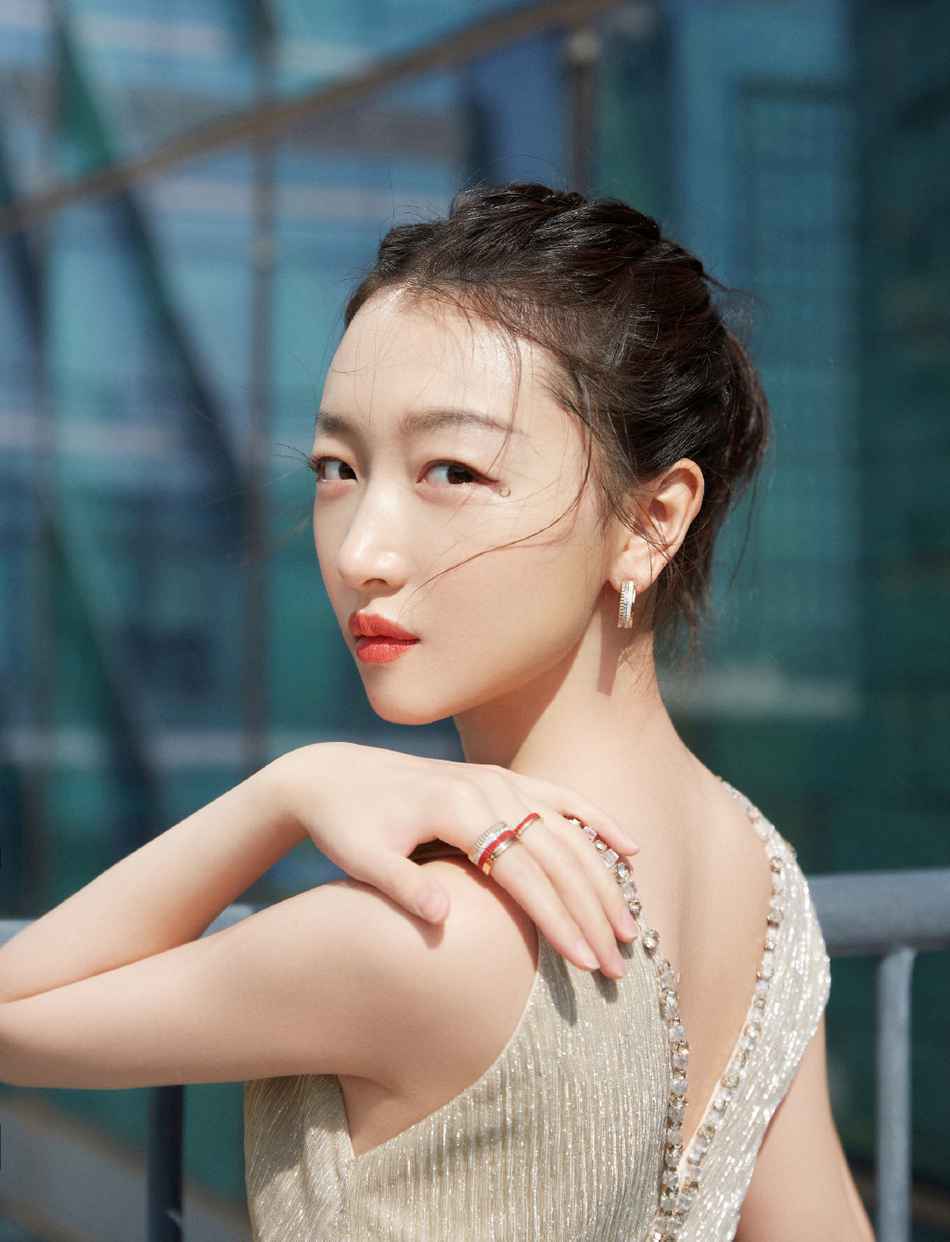 周冬雨身穿香槟色深V流沙礼服 大秀平板身材气质满分