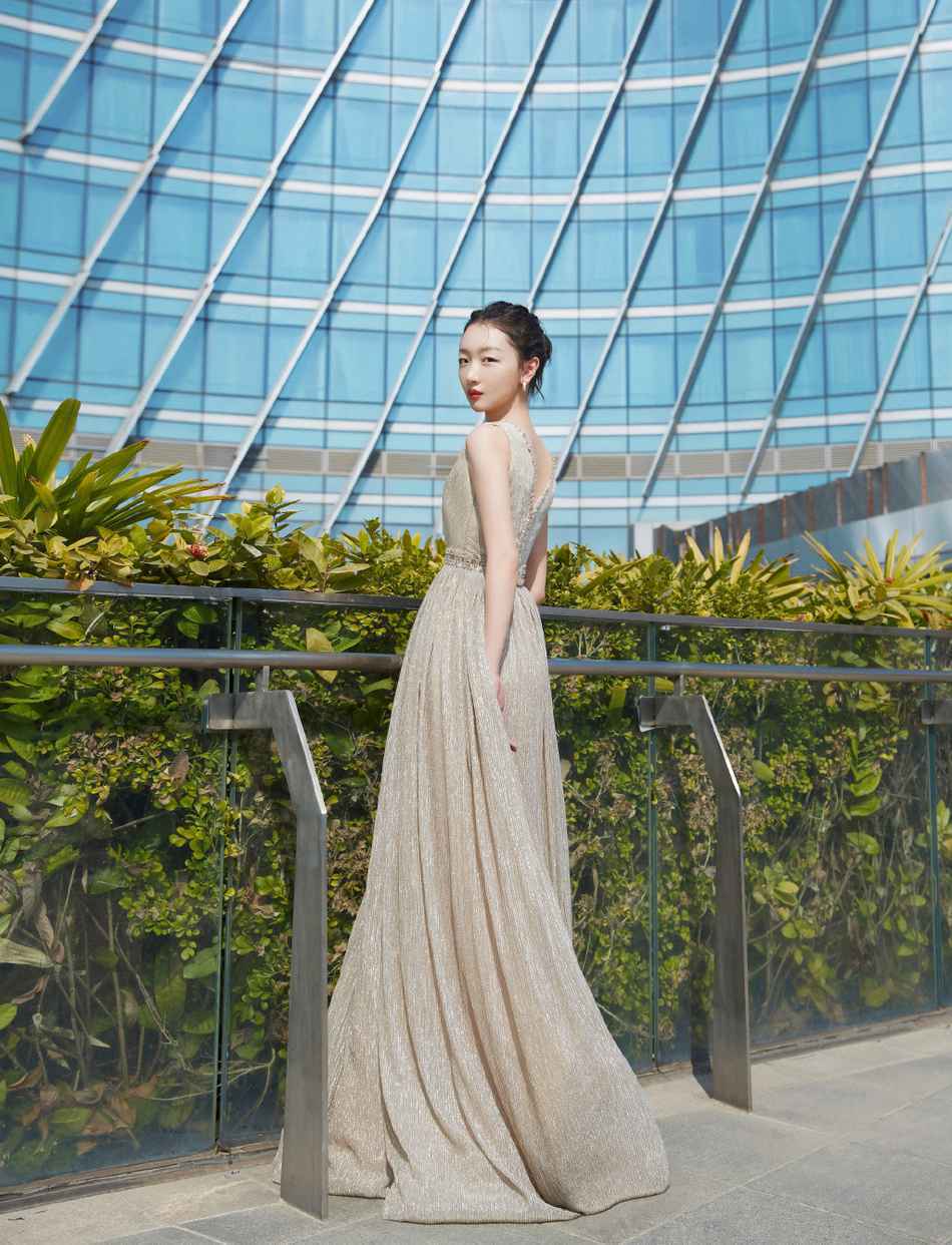 周冬雨身穿香槟色深V流沙礼服 大秀平板身材气质满分