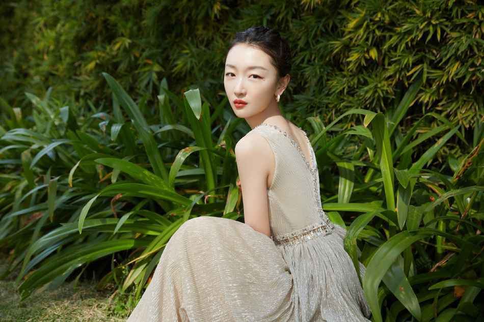 周冬雨身穿香槟色深V流沙礼服 大秀平板身材气质满分