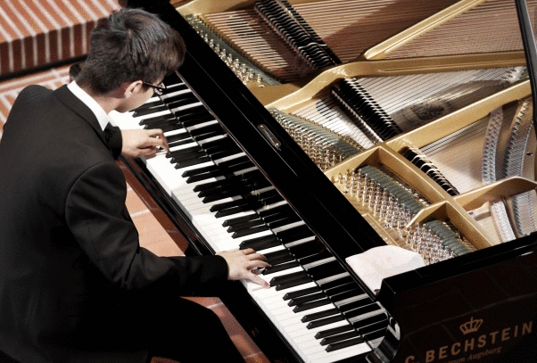 一个人弹琴技术的好坏与什么有关系?