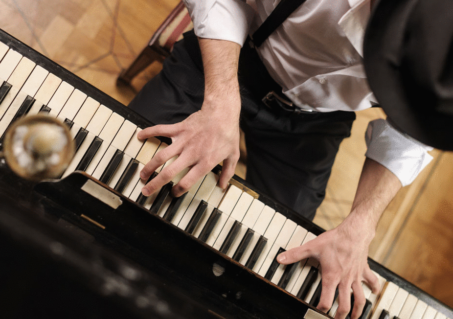 一个人弹琴技术的好坏与什么有关系?