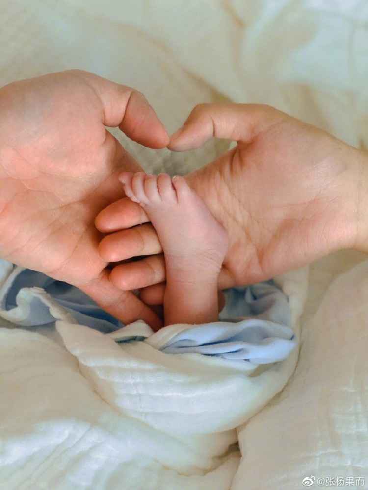 主持人张杨果而生下二胎 晒儿子小脚丫报喜