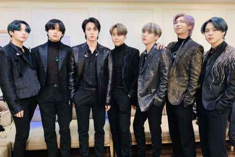 防弹少年团海内外同步发威 夺Gaon Chart 月榜、告示牌专辑榜冠军!