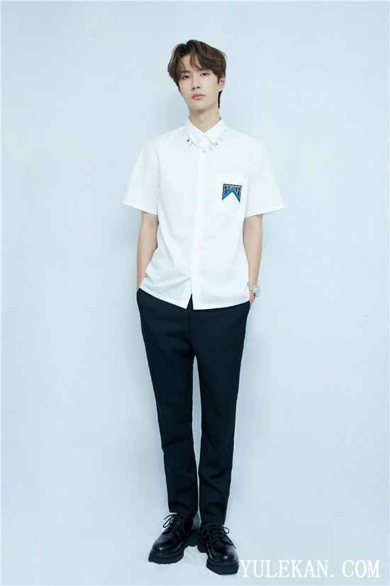 王一博献唱抗疫公益歌曲《因为我们在一起》 致敬一线工作人员