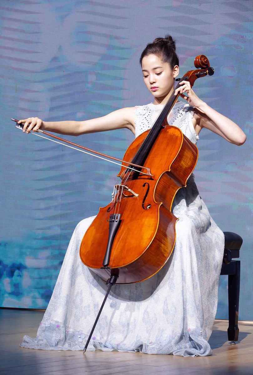 欧阳娜娜携国民品牌成新一季全球代言人