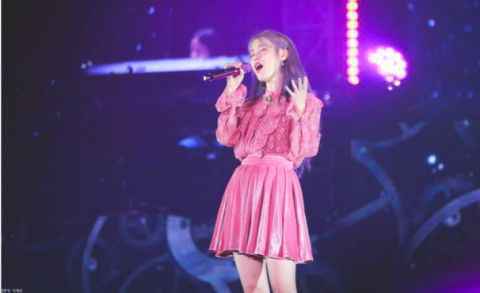 IU演唱会安可前得知具荷拉去世，唱响《Dear Name》