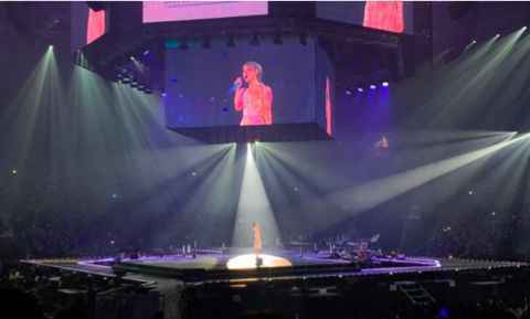 IU演唱会安可前得知具荷拉去世，唱响《Dear Name》