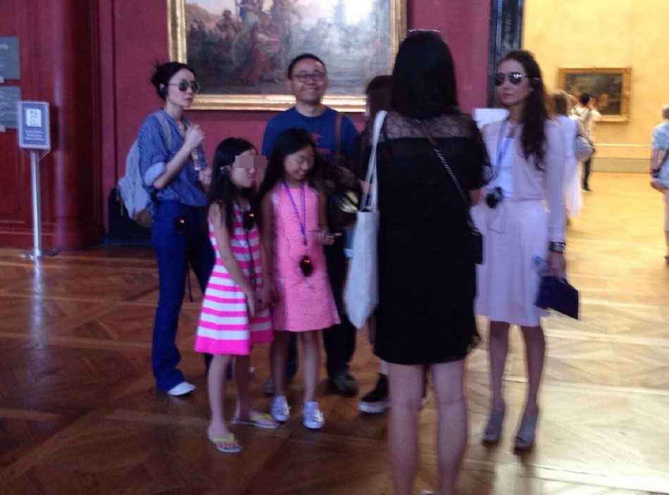 王菲带小女儿游览卢浮宫 李嫣身材高挑