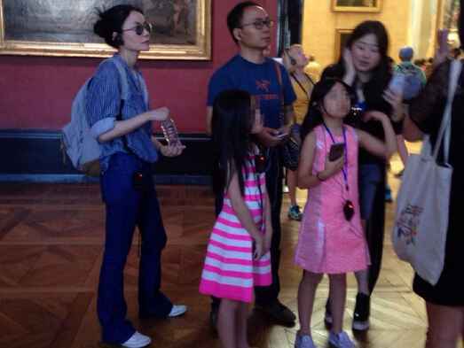 培养气质从娃娃抓起！王菲带李嫣游卢浮宫