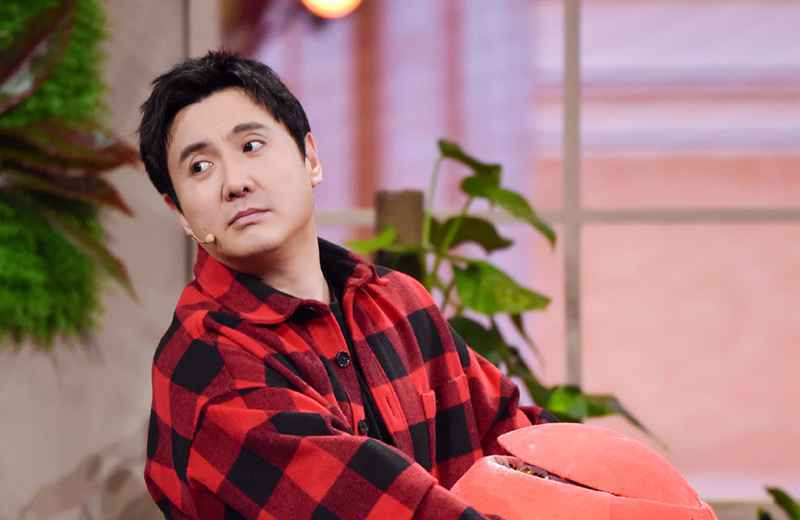 沈腾亲自出马，为吴亦凡画肖像，粉笔一挥展现美术功底