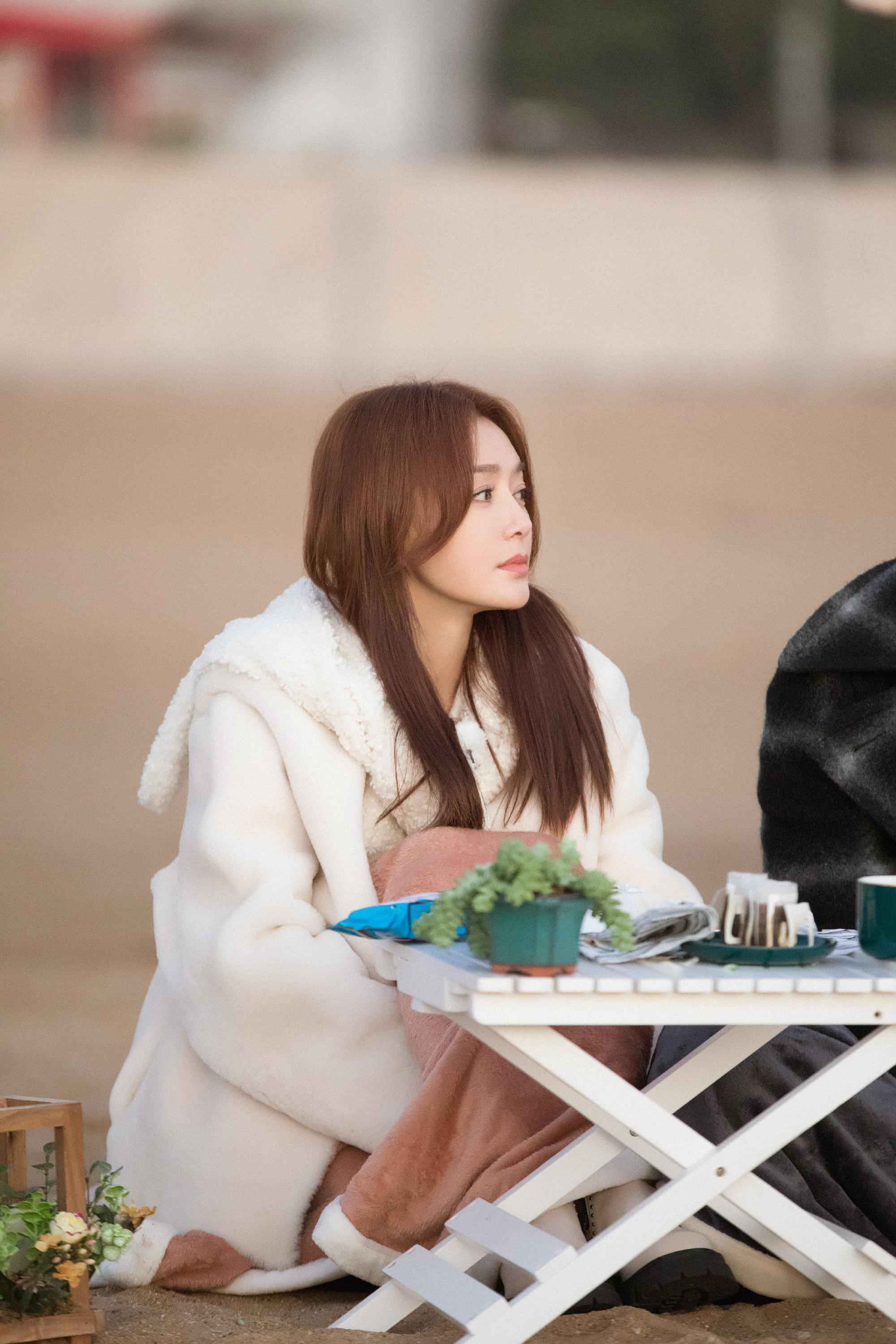 《平行时空遇见你》秦岚上演腹肌擦药 戏里戏外高能撒糖甜翻众人