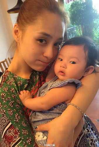 阿娇抱郑希怡女儿 低头亲吻宝宝画面有爱