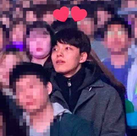 IU开唱「经理」吕珍九变身粉丝现身观众席