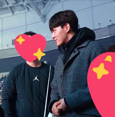 IU开唱「经理」吕珍九变身粉丝现身观众席