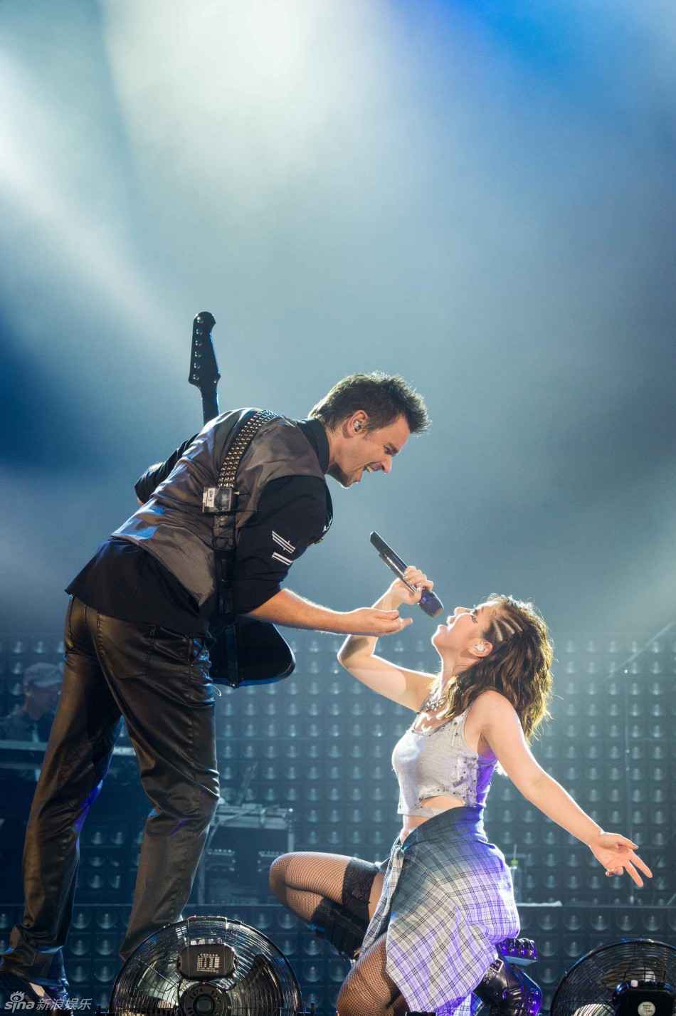 邓紫棋北京狂欢 劲歌热舞酥胸微露