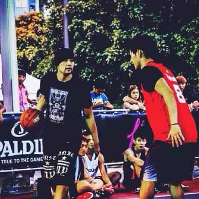 奶爸周杰伦抽空与好友打篮球 满脸胡茬显憔悴