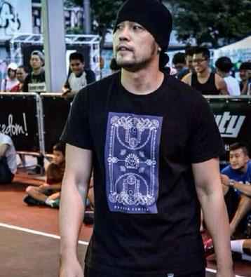 奶爸周杰伦抽空与好友打篮球 满脸胡茬显憔悴