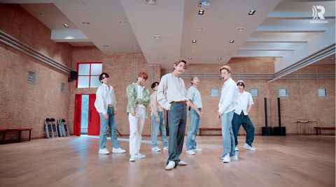 BTS防弹少年团最新居家Live表演：《Make it Right》、《Mikrokosmos》、《Dynamite》