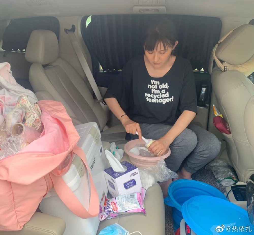 热依扎：背着吸奶器去试戏 哺乳期演水花很累却打心底高兴