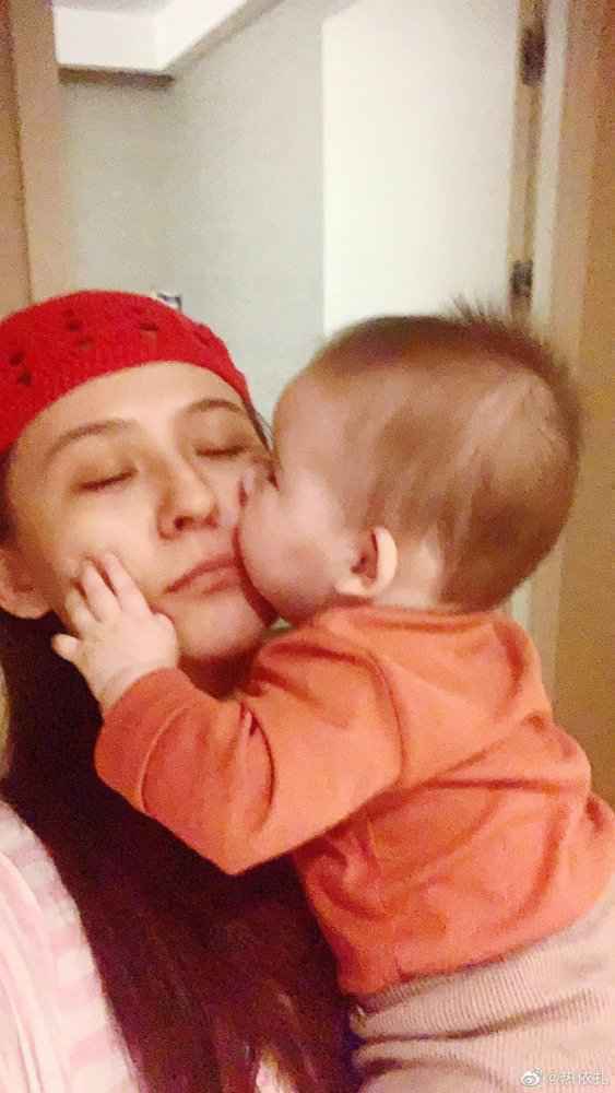 热依扎：背着吸奶器去试戏 哺乳期演水花很累却打心底高兴