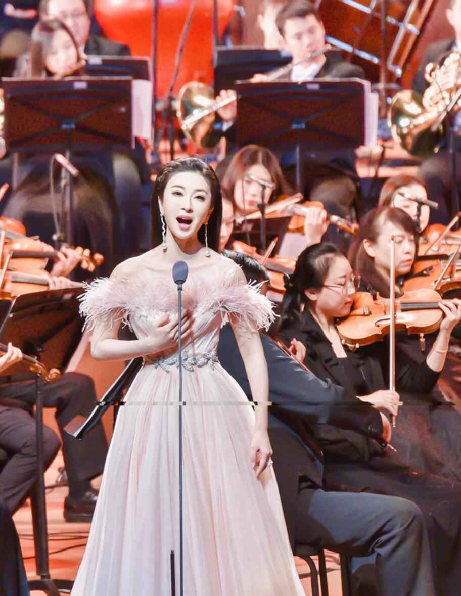 伊丽媛唱响国家大剧院《小康之歌》主题音乐会，用歌声礼赞新时代中国精神