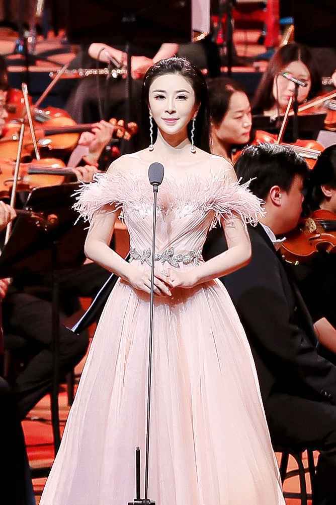 伊丽媛唱响国家大剧院《小康之歌》主题音乐会，用歌声礼赞新时代中国精神