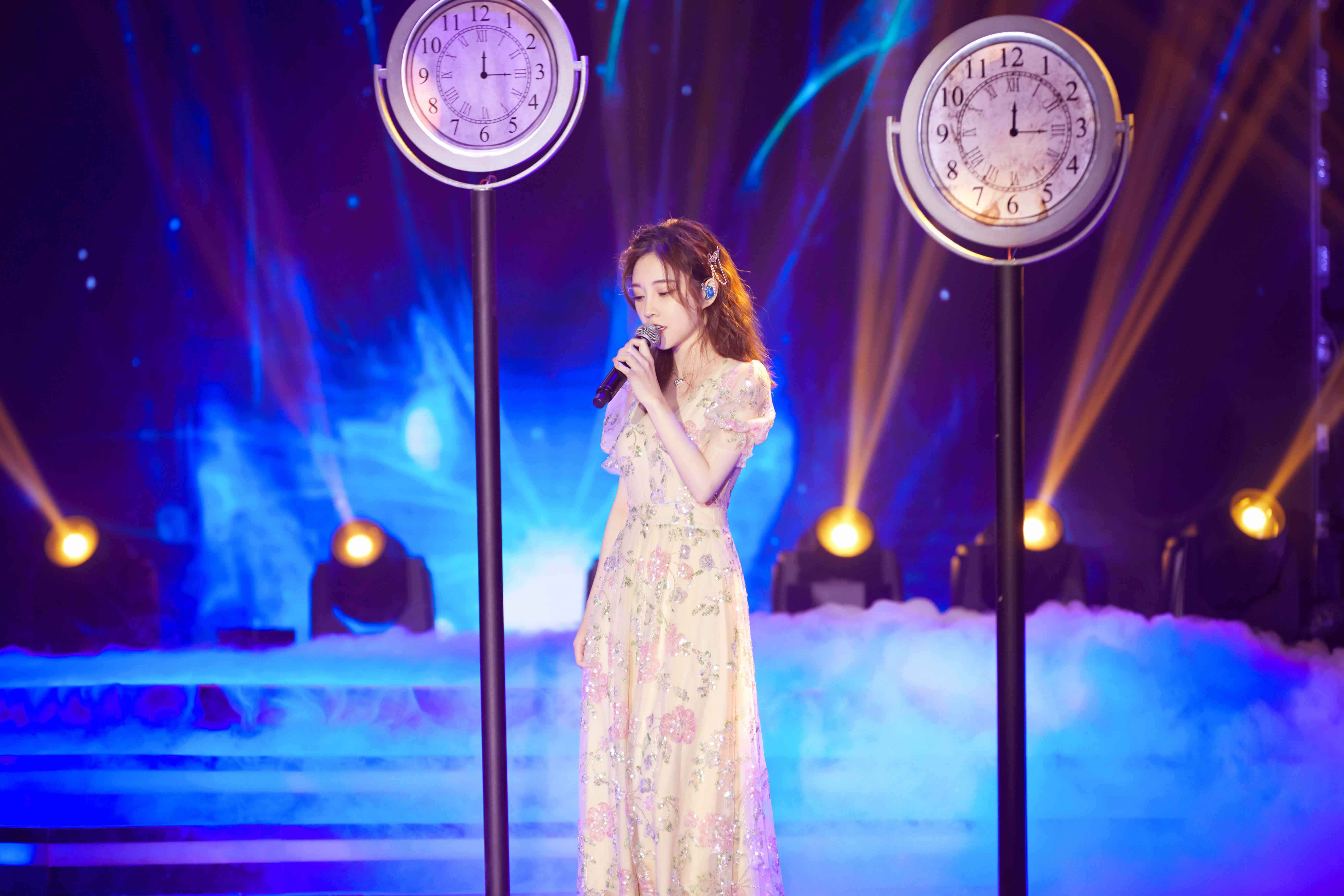 冯提莫B站小年夜深情献唱《再见少年》 讲述青春共情力满分