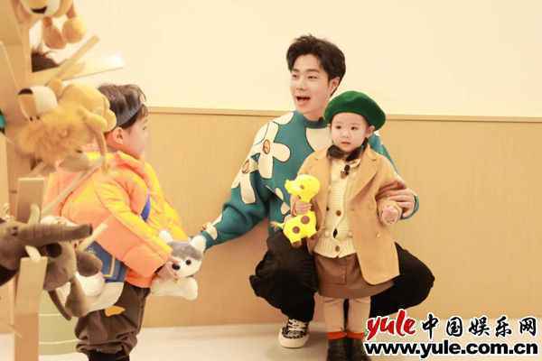 《爱上幼儿园6》竟然来了三位男老师！看袁成杰烧饼管栎如何“搞定萌娃”？