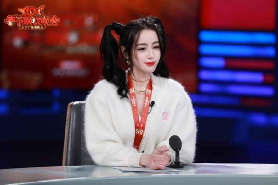 北京台春晚：迪丽热巴宋小宝成“最强肤色差”，李雪琴跨行演小品