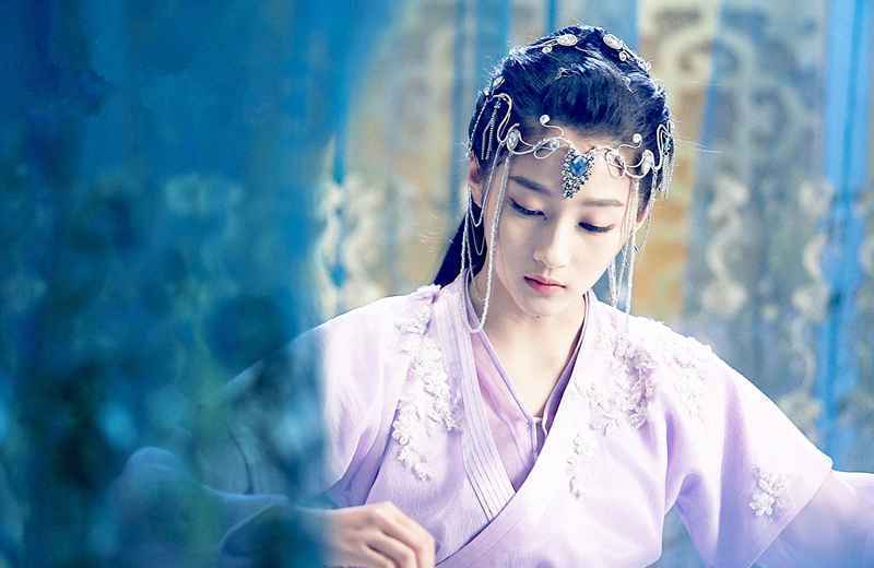 有一种优越叫关晓彤，跑男节目中，一样的制服穿出不一样的感觉