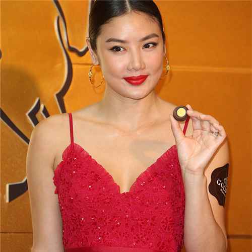 乐基儿吊带红裙性感迷人目前无造人计划