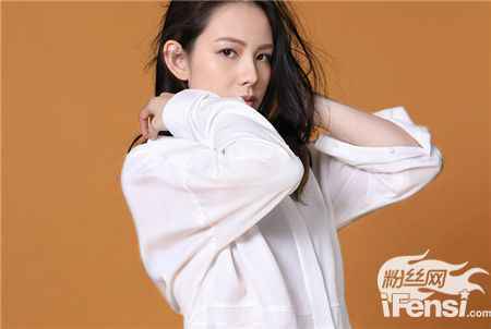 王诗安逸风淡雅尽显悸动夏日